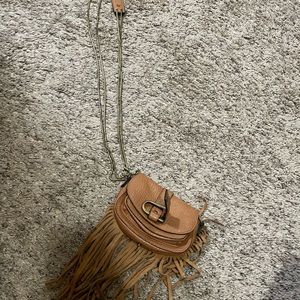 It says C.V. I’m not sure what brand but a crossbody bag